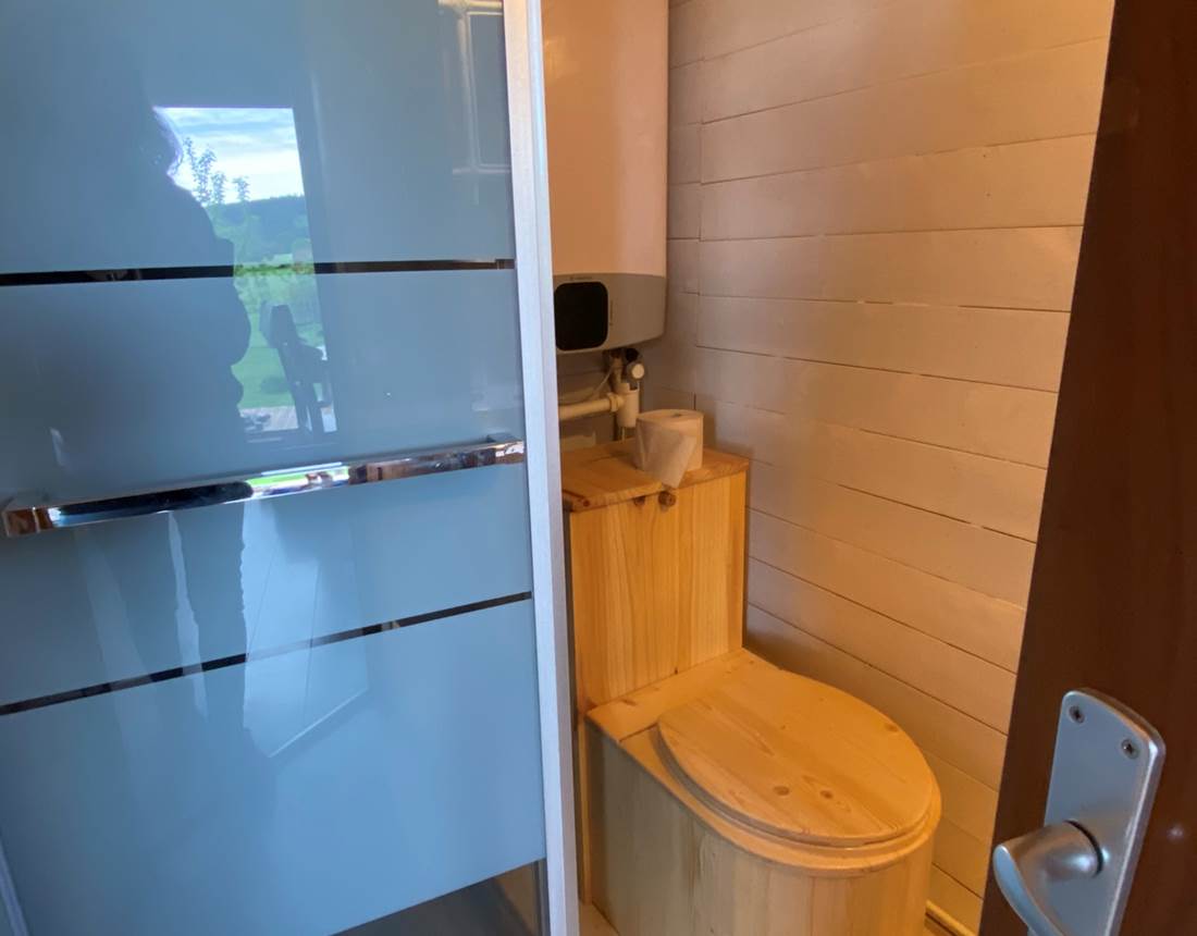 Les terres de la chouette, douche et toilette sèche