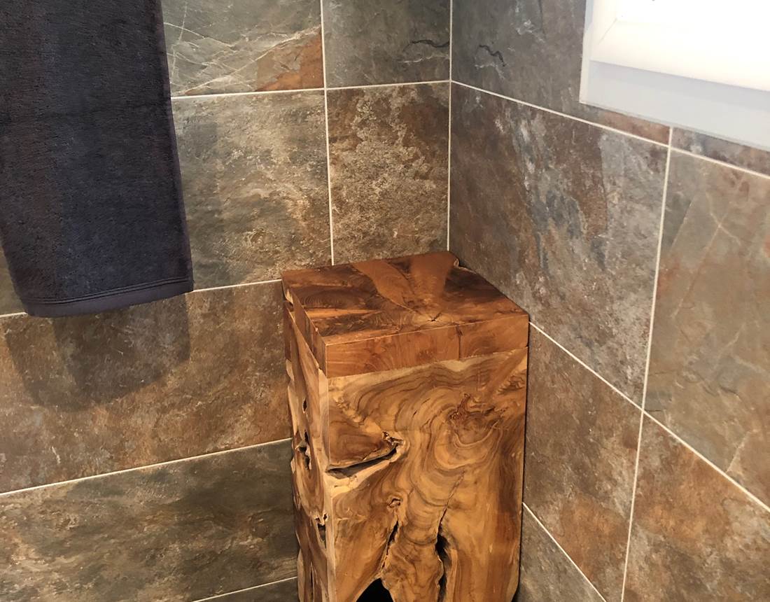 salle de bain chambre rouge