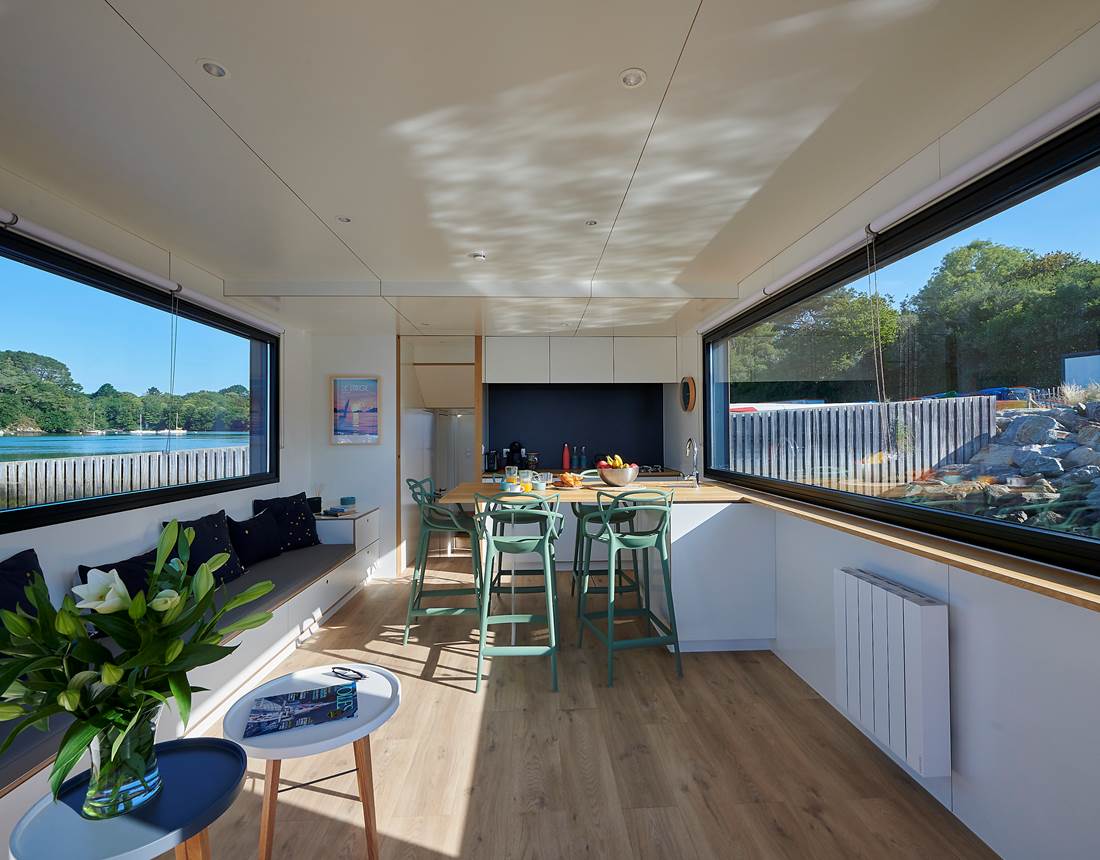 Lodge boat Fleur d'Ô - espace salon ©Y. Zedda