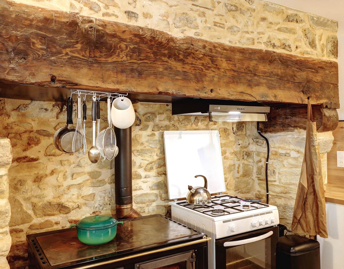 Cuisine - gros plan chemine´e - Gi^te La Suite