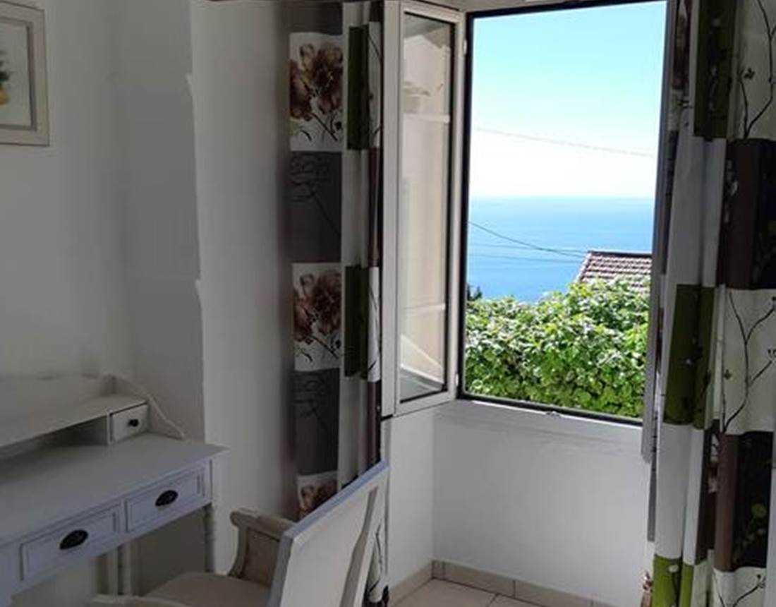 Secretaire et vue de la chambre