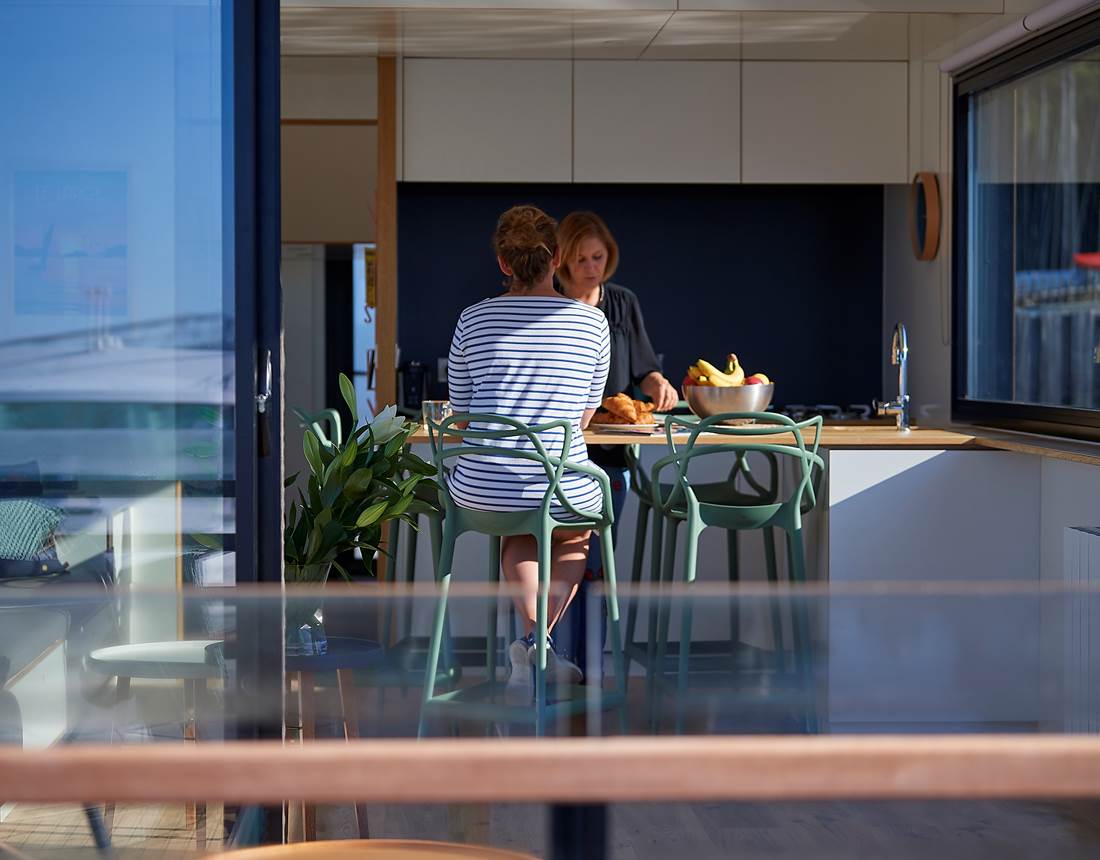 Lodge boat Fleur d'Ô - espace de vie ©Y. Zedda