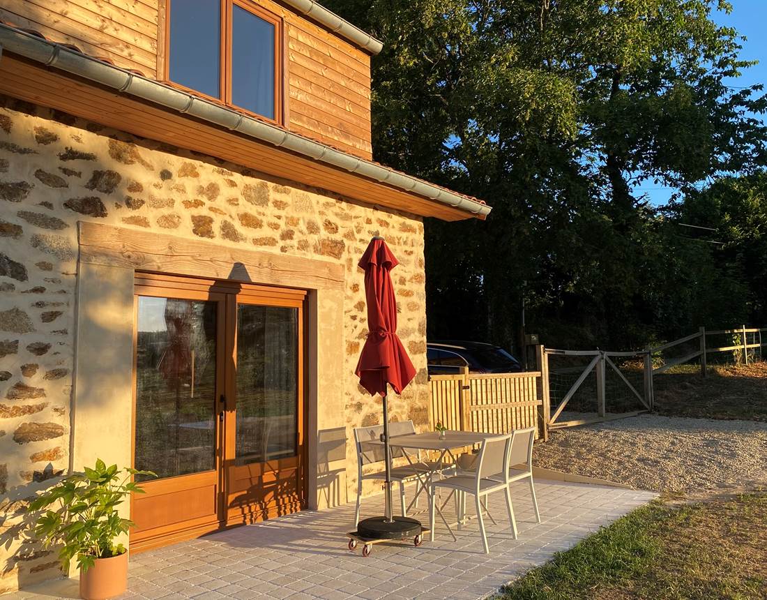 Gîte de la chevêche, lumière matinale sur la terrasse