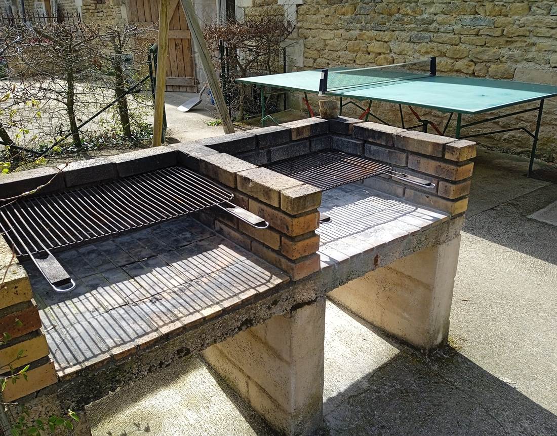 Le barbecue sur la terrasse, charbon non fourni