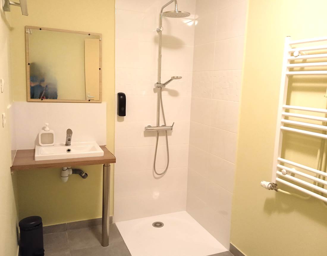 salle d'eau chambre 2, accès PMR