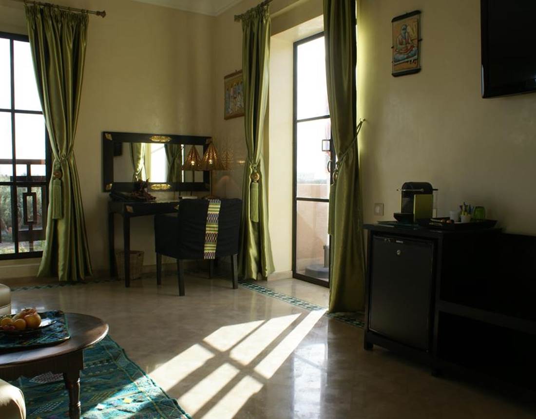 Télévision, mini-bar, bureau et machine pour Nespresso de la suit Jade à Marrakech