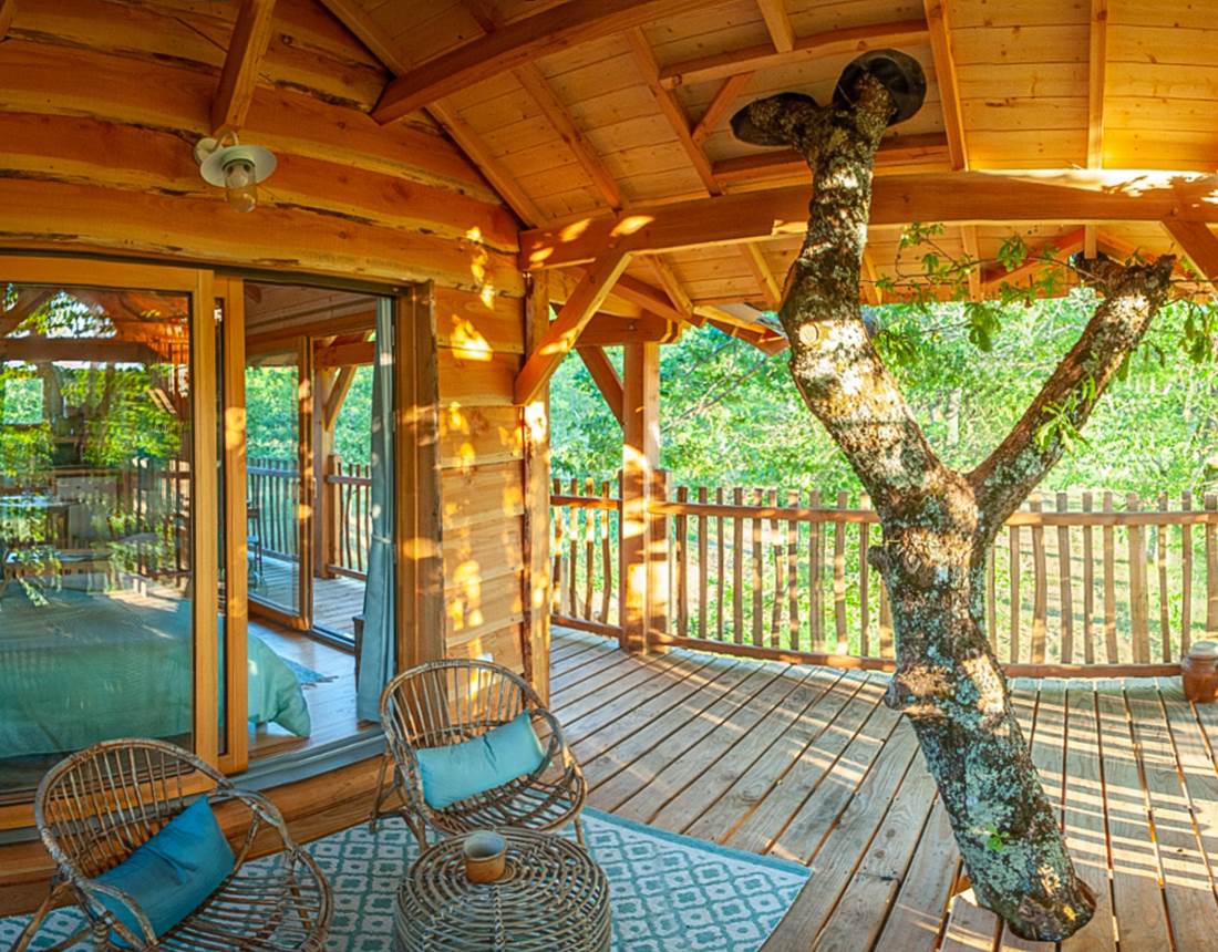 Grande terrasse de la Petite Cabane perchée INYAQAB Cause de Clérans Dordogne Périgord