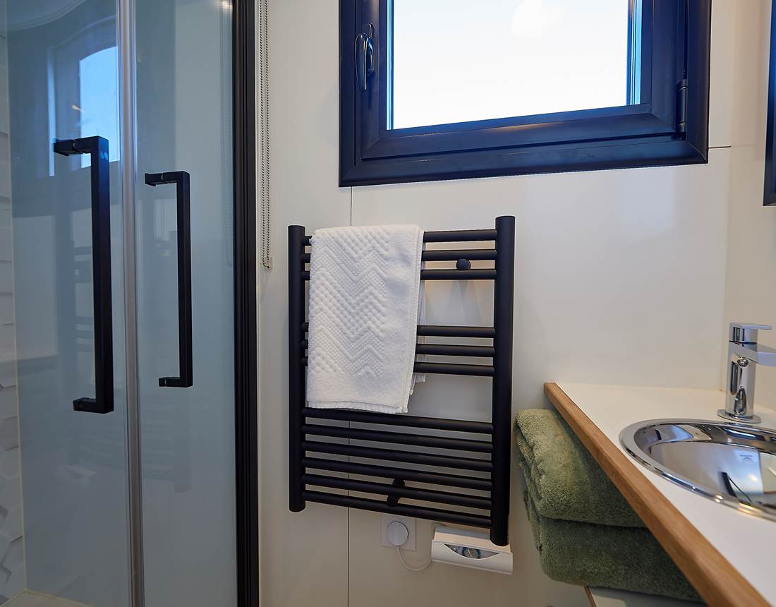 Lodge boat Fleur d'Ô - salle d'eau ©Y. Zedda