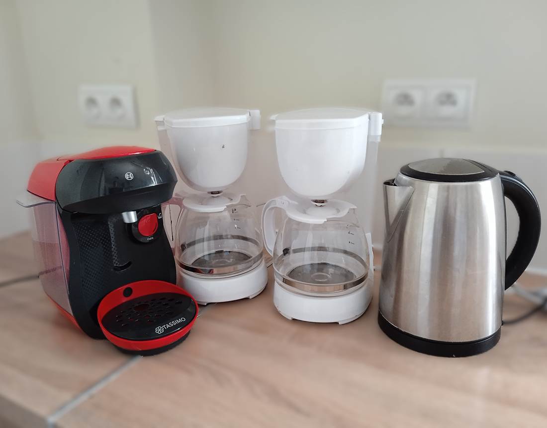 1 bouilloire, 2cafetières filtre, 1 machine à dosette de type Tassimo