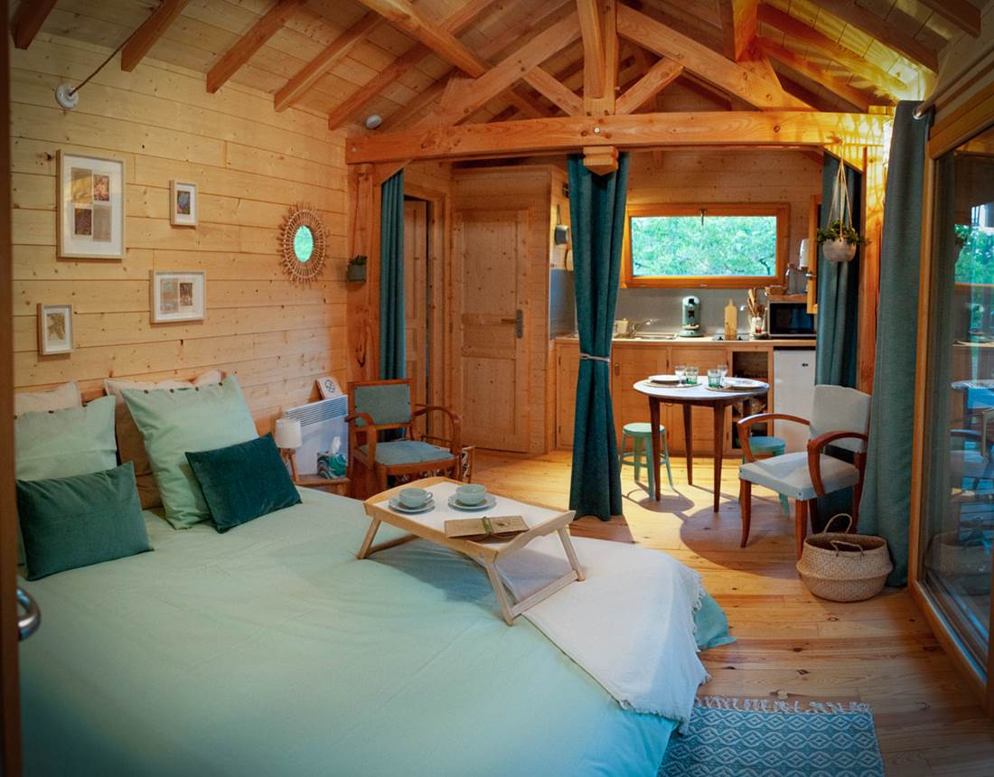 Intérieur douillet La Petite Cabane perchée INYAQAB Cause de Clérans Dordogne Périgord