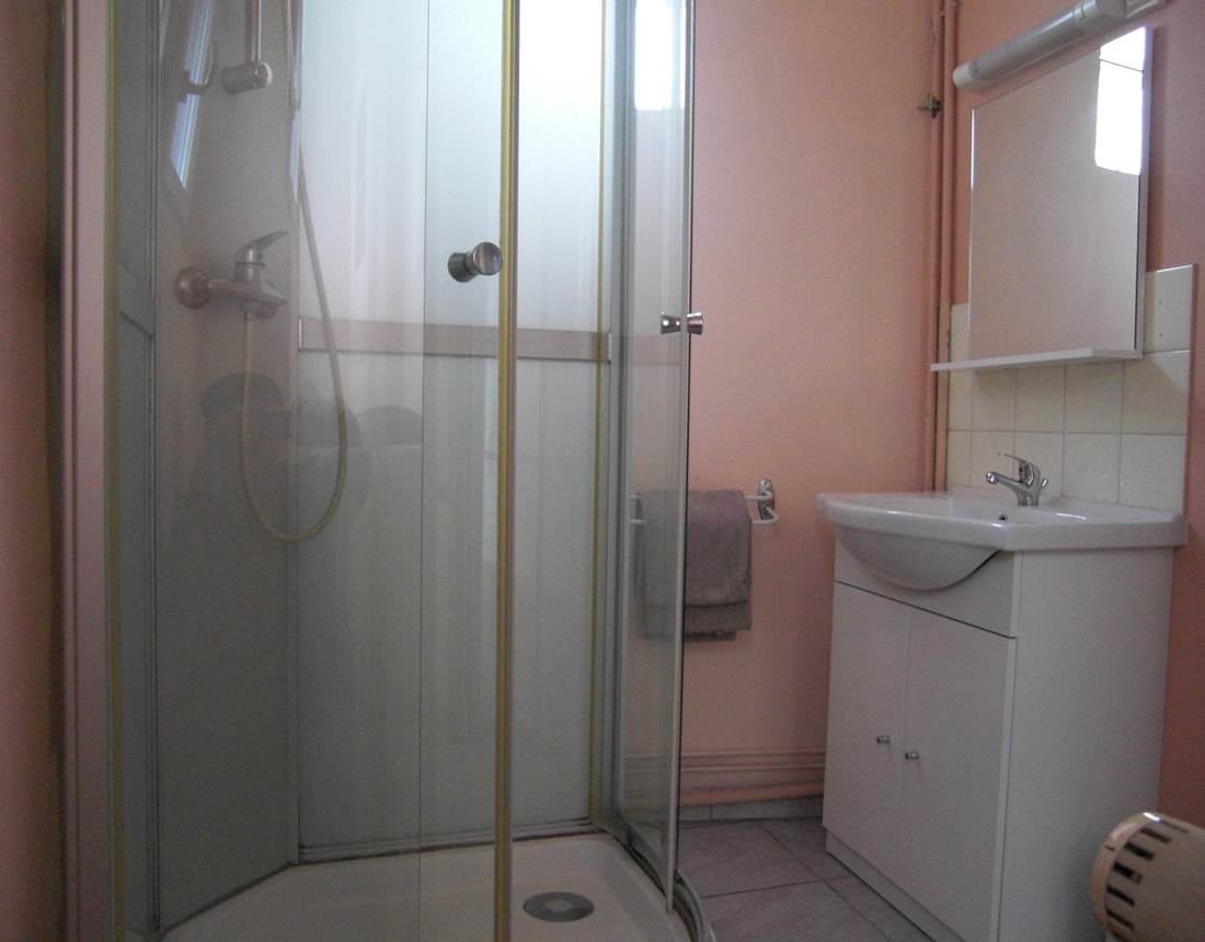 Salle de bain commune, chambre double économique