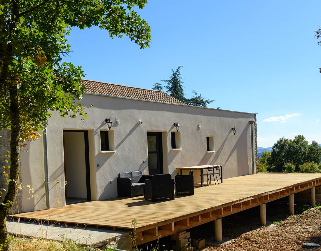 Entrée par la terrasse en bois