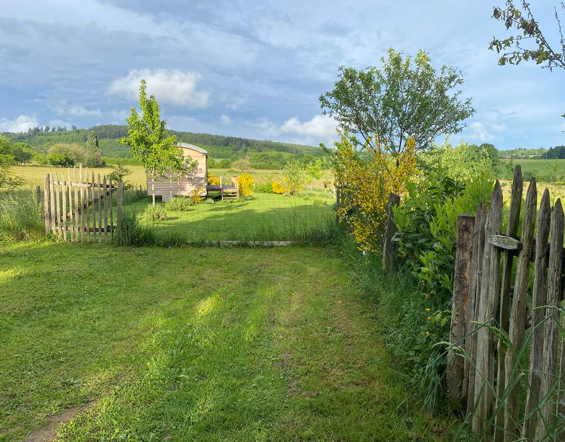 Les terres de la chouette, parking proche de la roulotte.