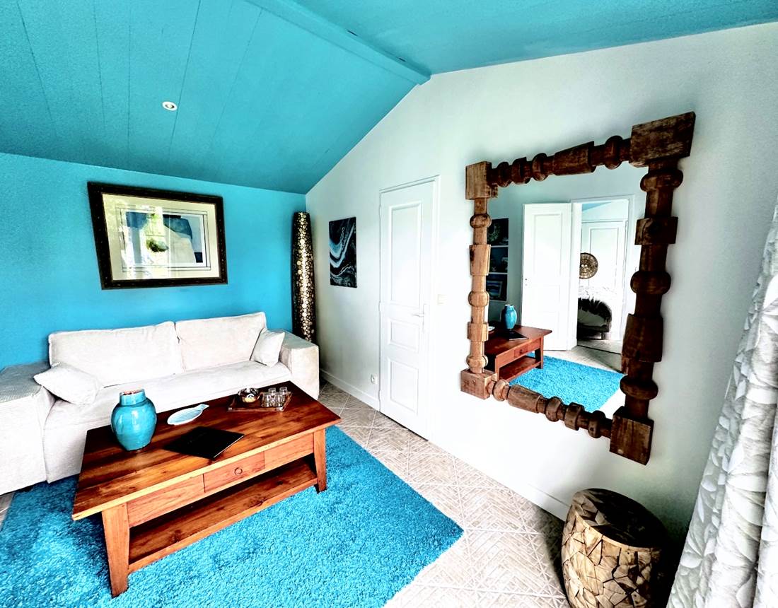 le salon de la chambre bleue