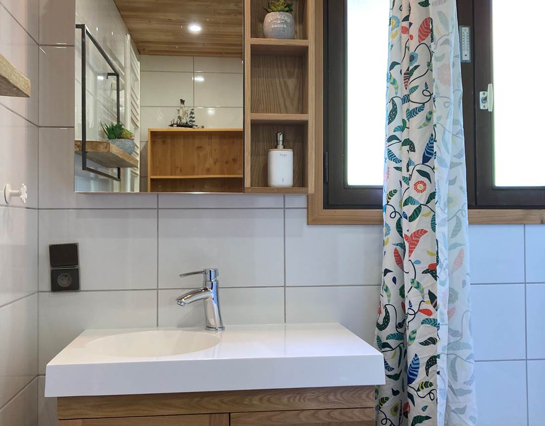 Salle de bains avec baignoire et wc séparés à l'étage