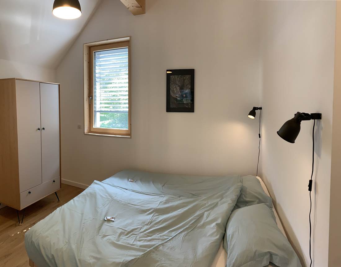 Lit double formé par 2 matelas simples 100% en latex végétal, pour plus d'espace et de confort. Des couettes individuelles en coton bio très doux et léger.