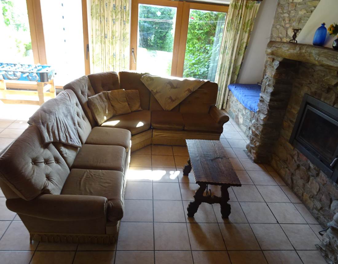 vue salon avec feu ouvert