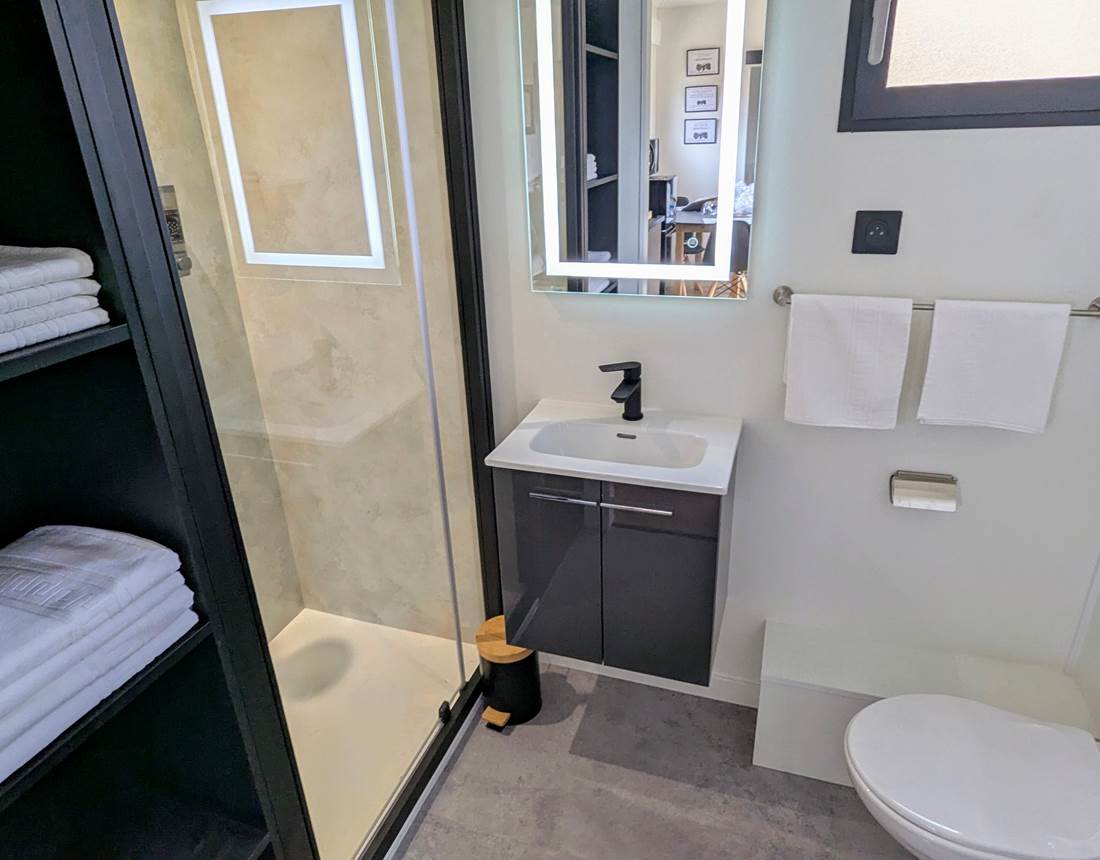 salle-de-bain-avec-linge-fourni