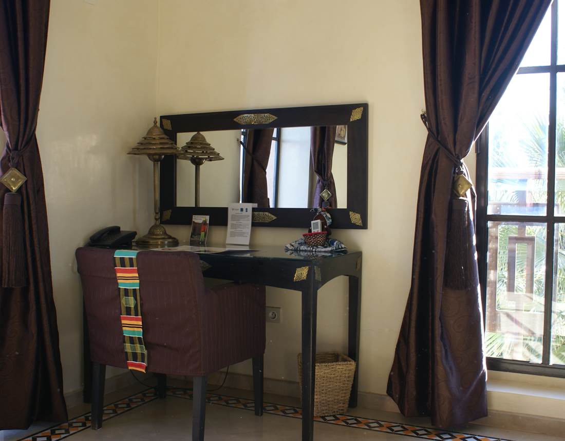 Le bureau de la chambre Ebène, il peut aussi servir de coiffeuse pour les dames - villa Aalma d'Or à Marrakech-