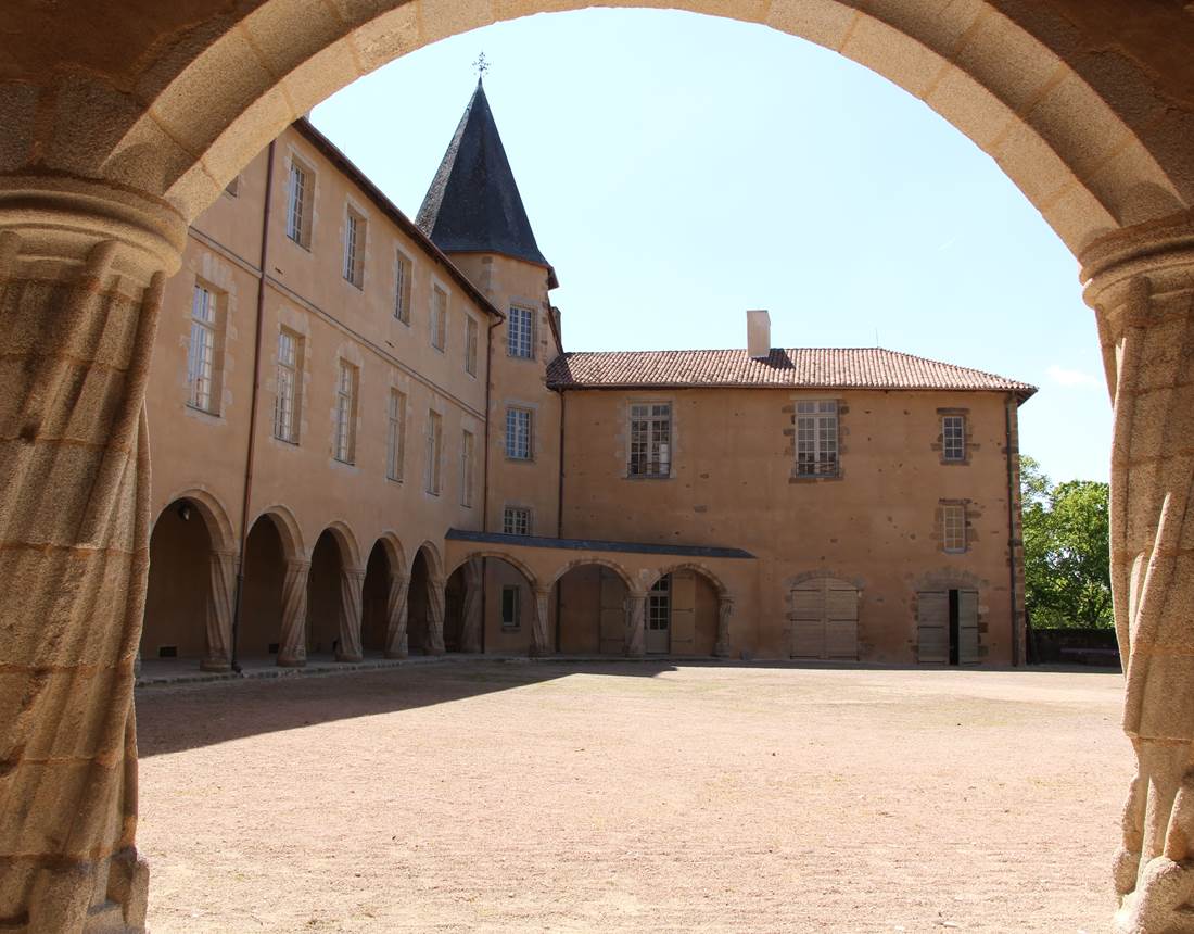 rochechouart_2018_otpol-cour-chateau