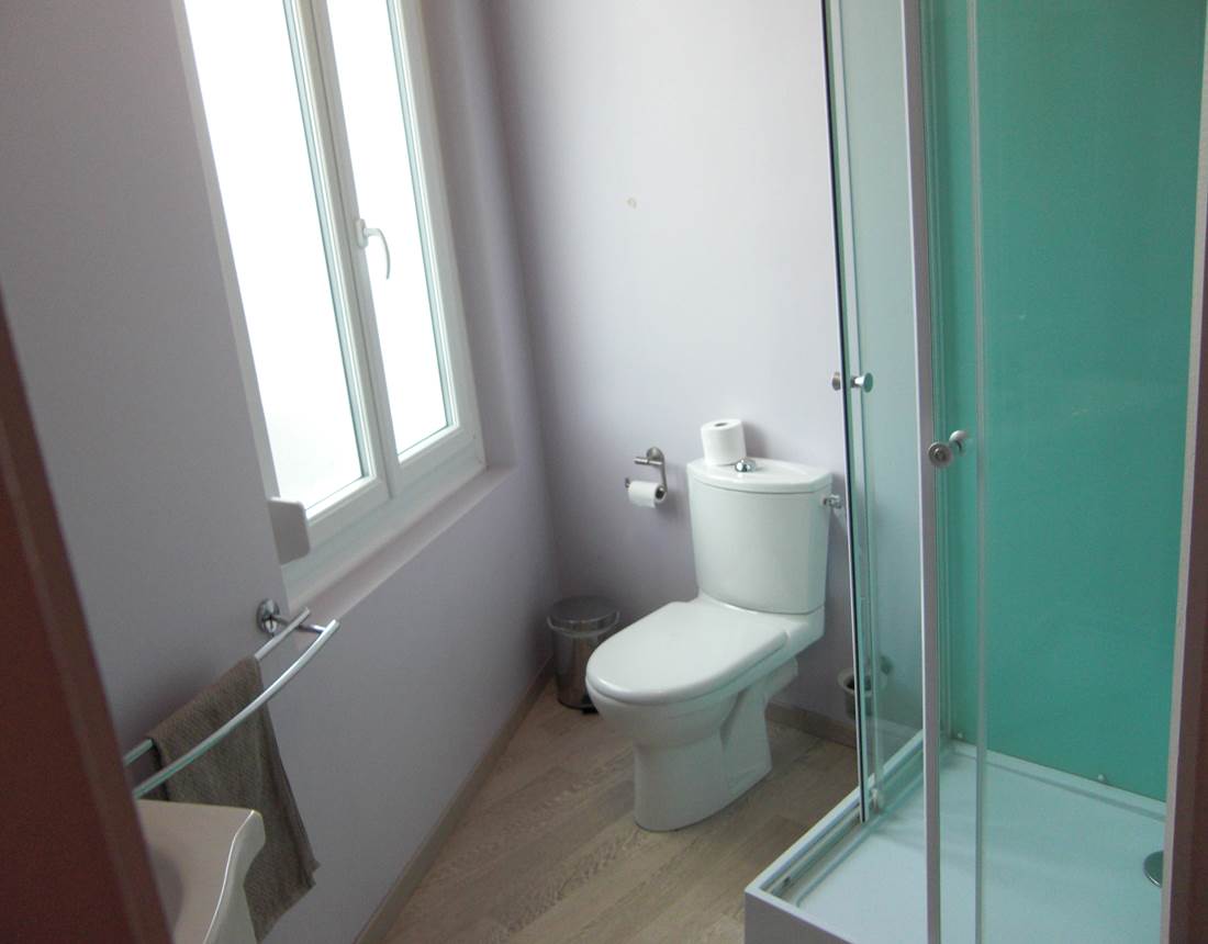 Salle de bain, chambre lits jumeaux