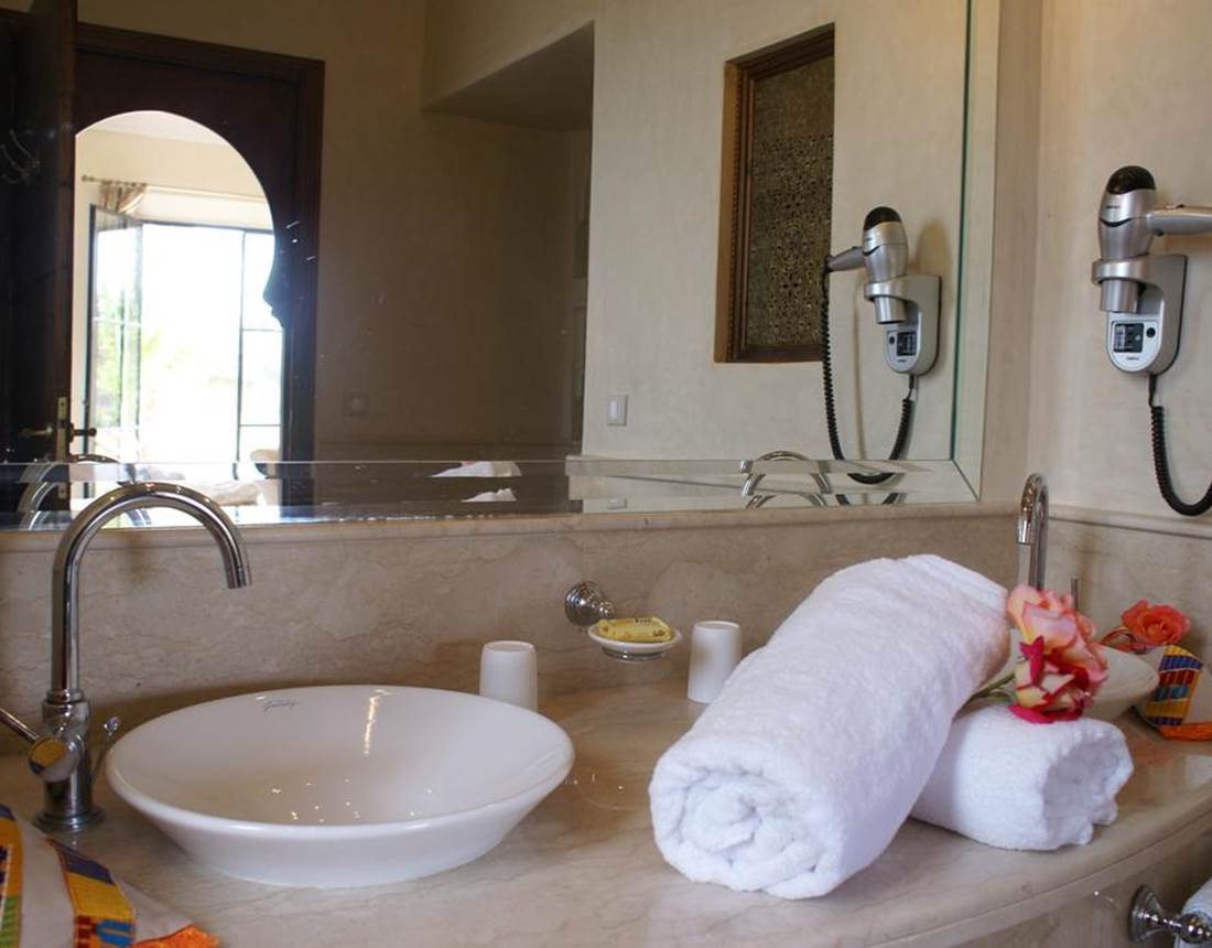 Salle de bain de la Suite Ivoire de la Kasbah Aalma d'Or à Marrakech