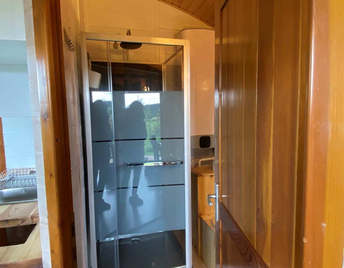 Les terres de la chouette, le coin sanitaire avec sa douche