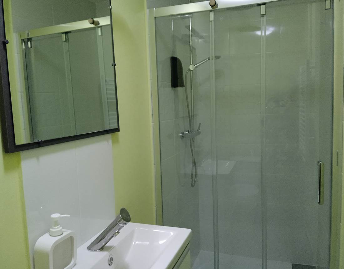 salle d'eau chambre 1 au rez-de-chaussée