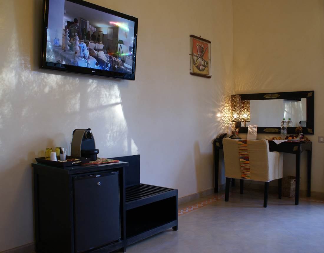 Minibar, télévision, machine Nespresso et bureau de la suite Ivoire à Marrakech