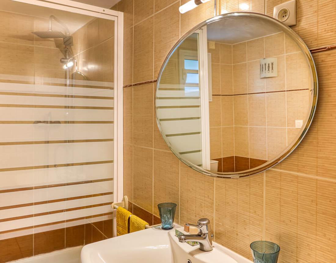 salle de bain paille en queue