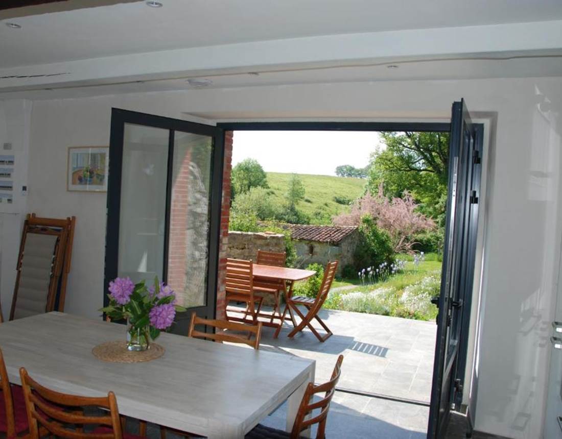 La cuisine ouvre sur la terrasse