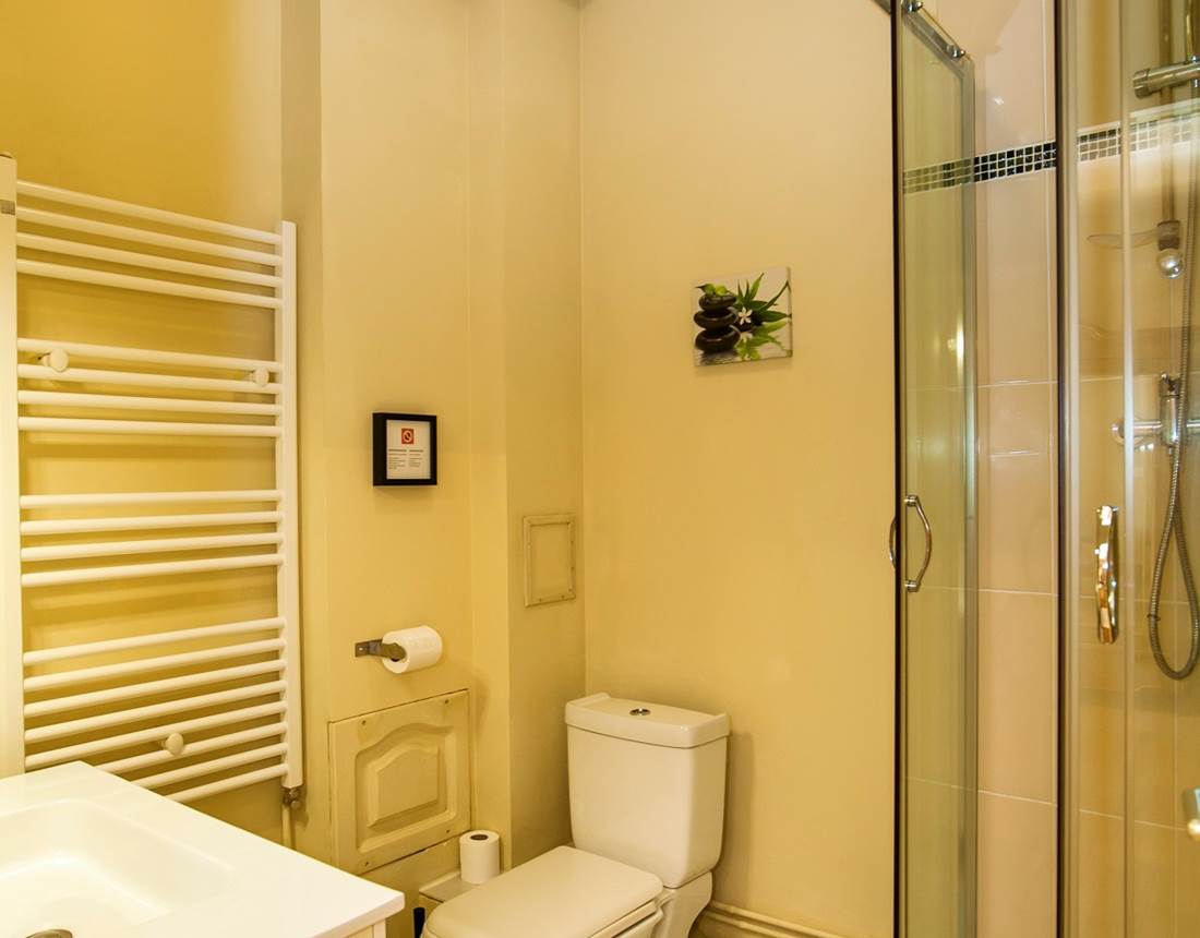 salle de bain chambre 3 gite tour de Guet Charbogne