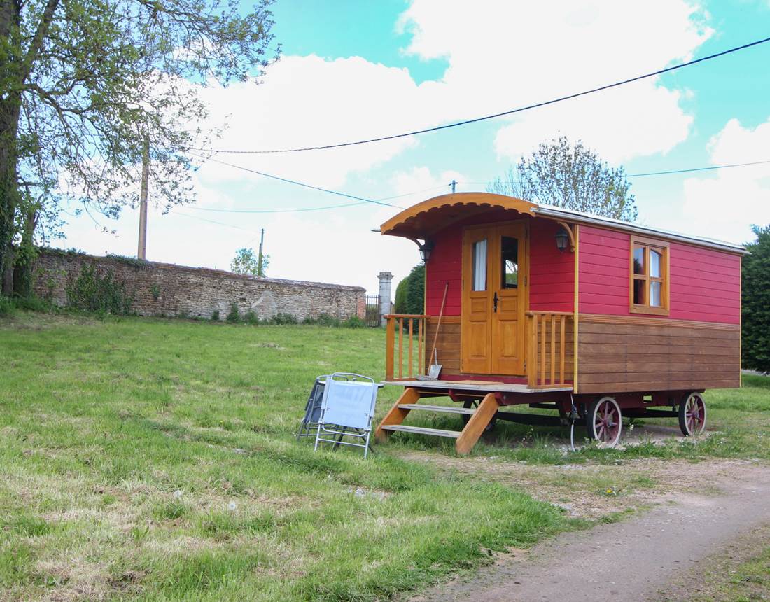 Au milieu du parc , la roulotte