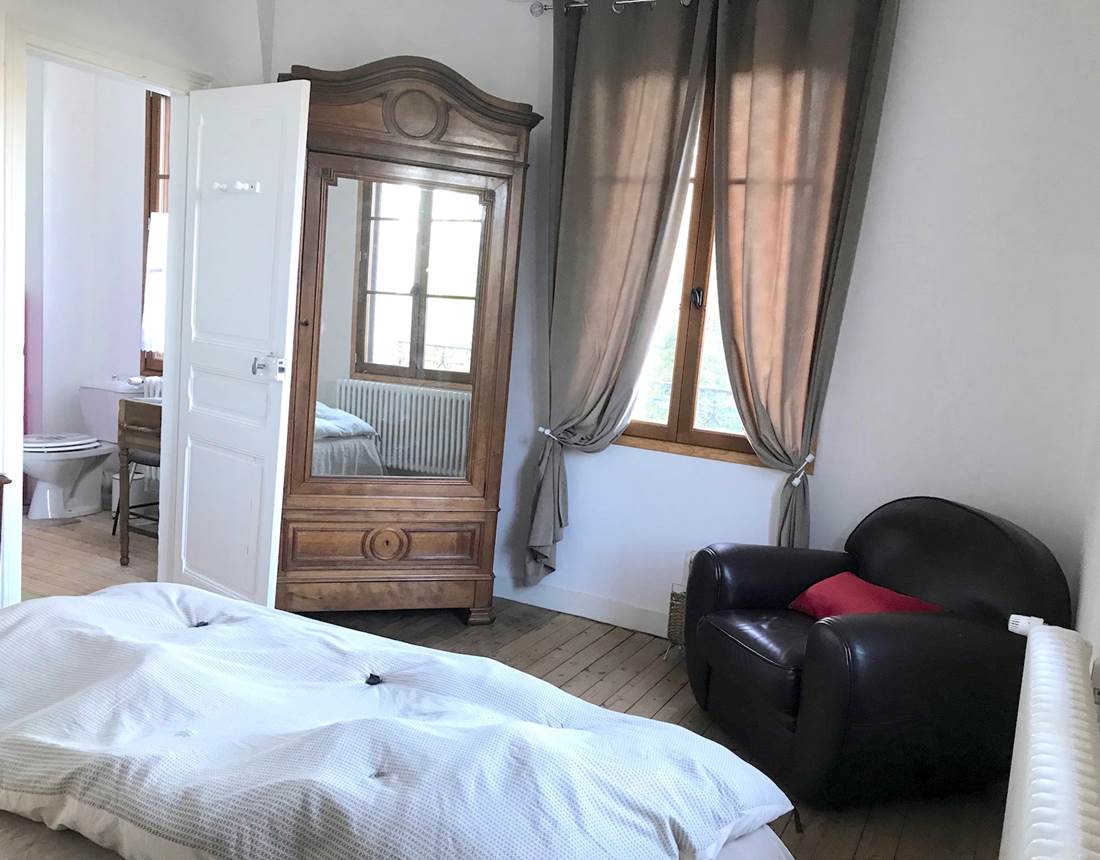 Chambre Candide - Armoire de rangement - Fauteuil club - Vue sur le parc
