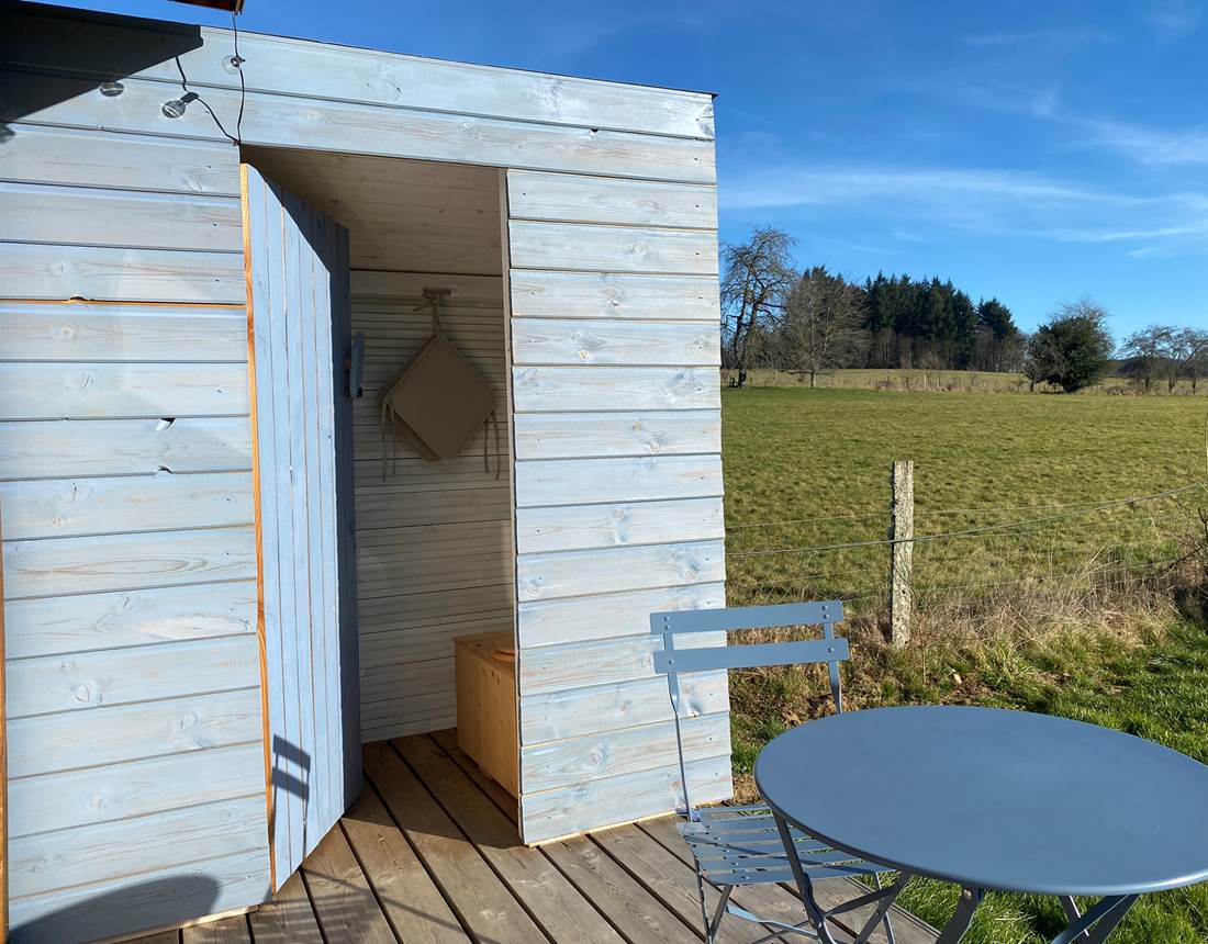 Les terres de la chouette, et son coin sanitaire sur la terrasse