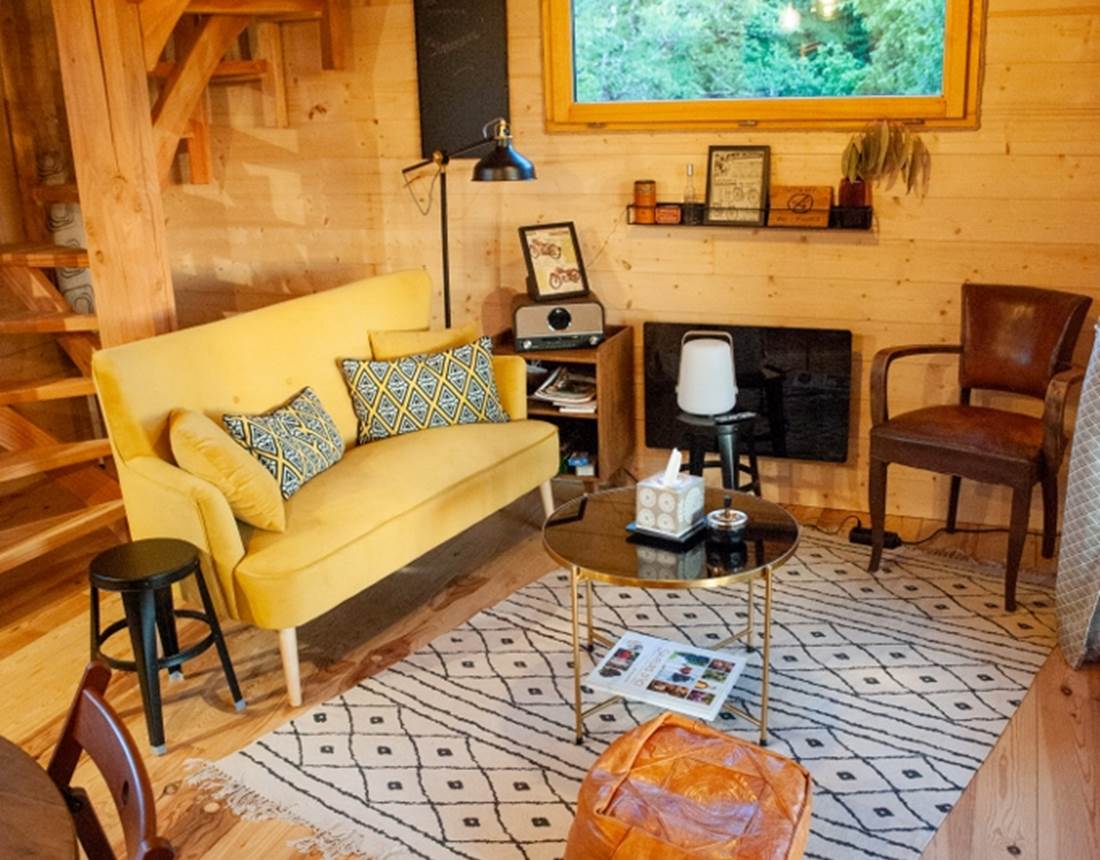 Intérieur salon Grande Cabane perchée Dordogne Périgord INYAQAB Cause de Clérans