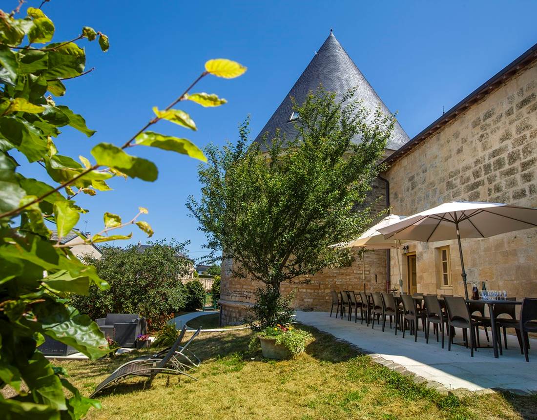 Terrasse gite tour de guet Charbogne
