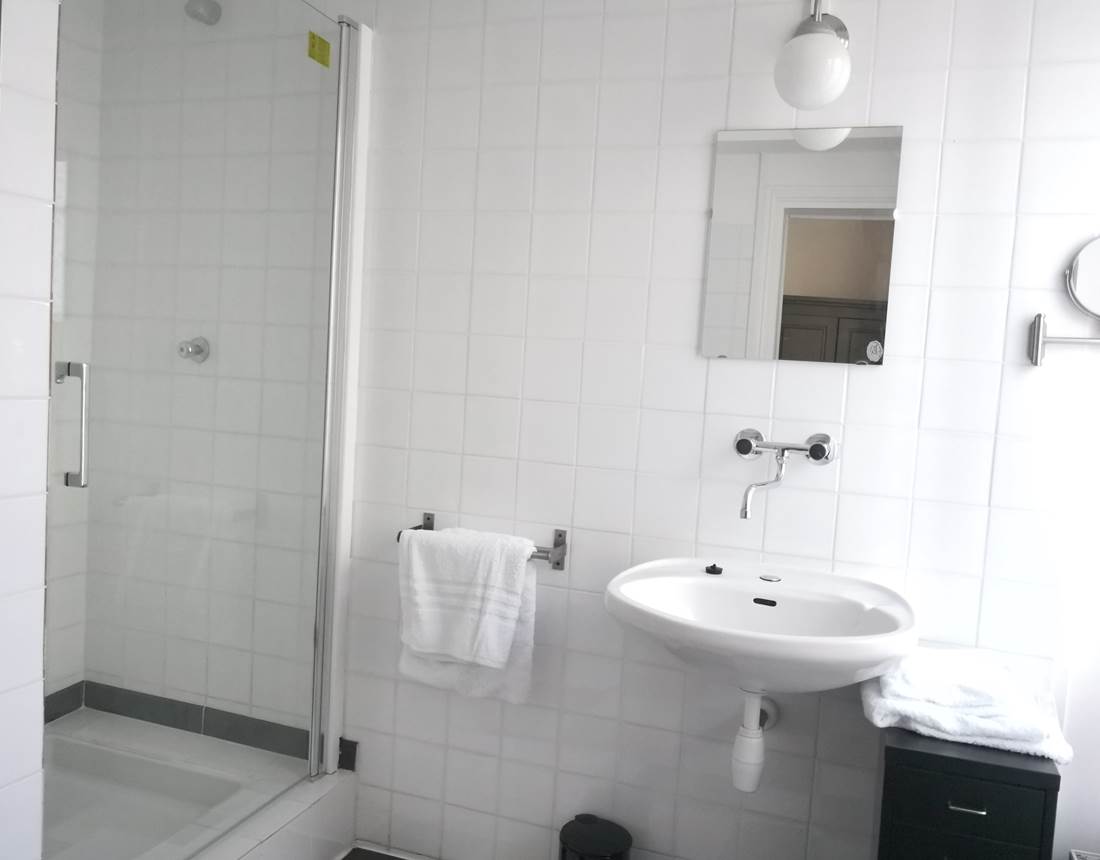 Maison Courbarien - suite "Onyx"  salle d'eau