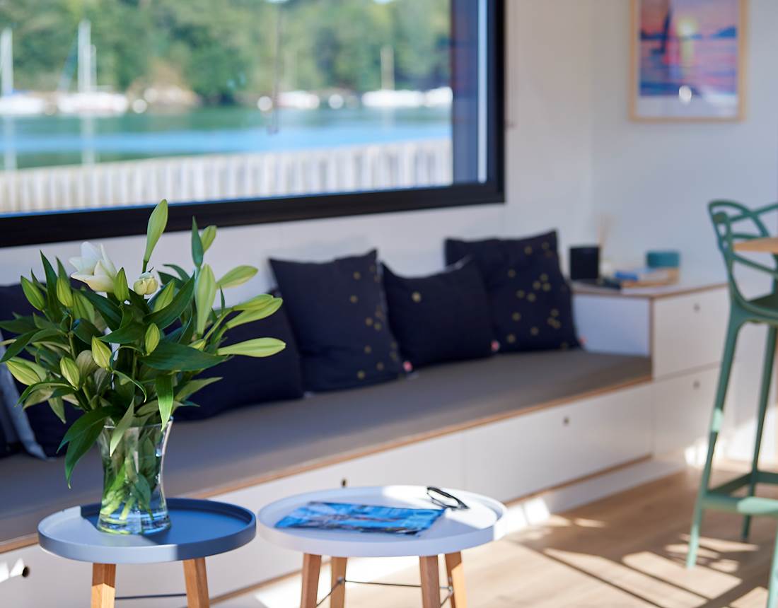 Lodge boat Fleur d'Ô - coin salon ©Y. Zedda