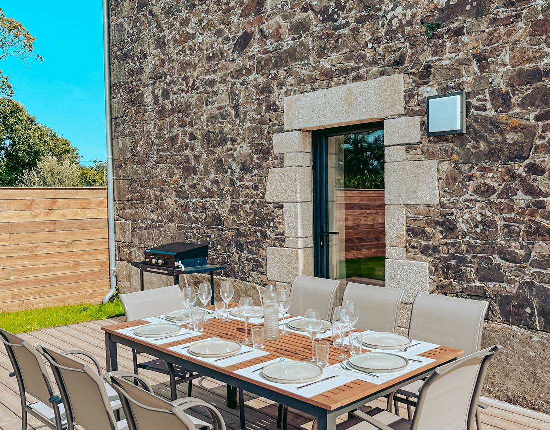 Coin repas extérieur privé avec sa plancha