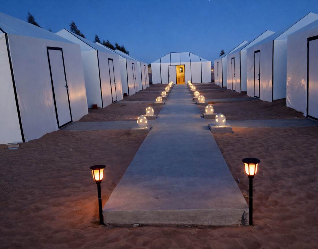 Chemin au milieu du camp