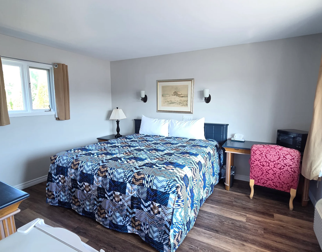 Chambre confortable avec grand lit King et espace généreux