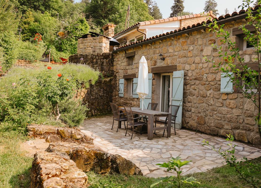 Terrasse avec table et chaises