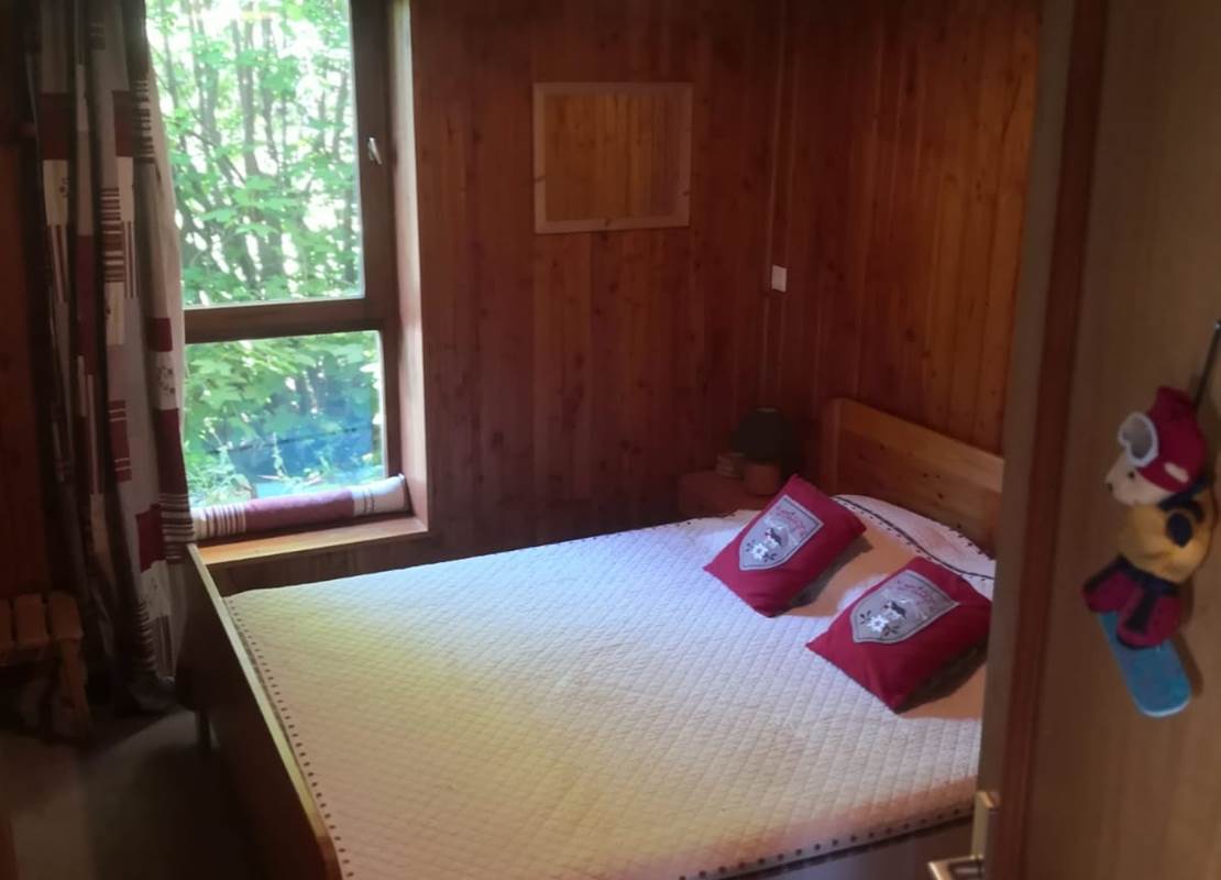 chambre rouge lit double 160 (2)