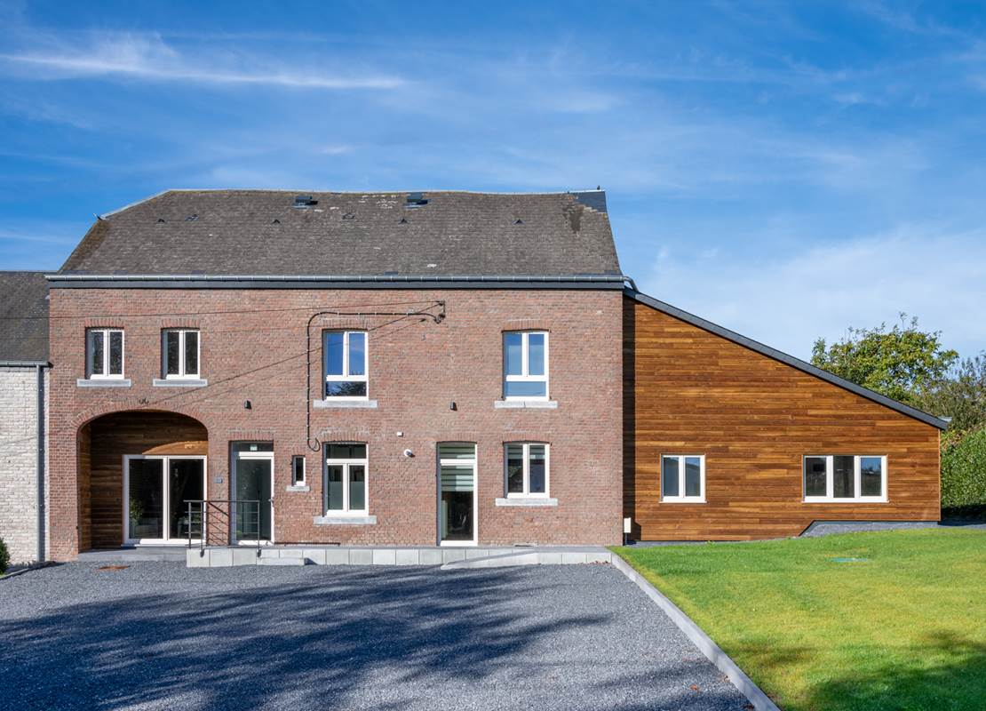 Façade, grand parking privé