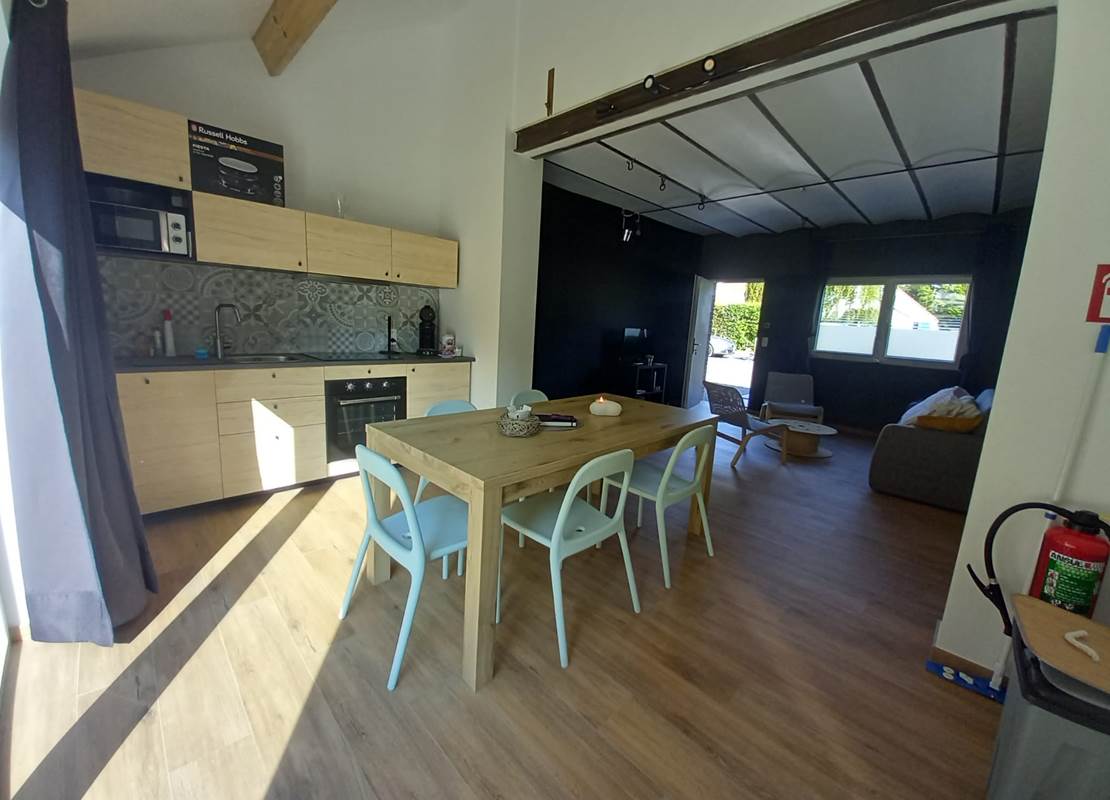 Au Canard, gîte 2 : Pièce centrale , canapé lit , cuisine équipée.