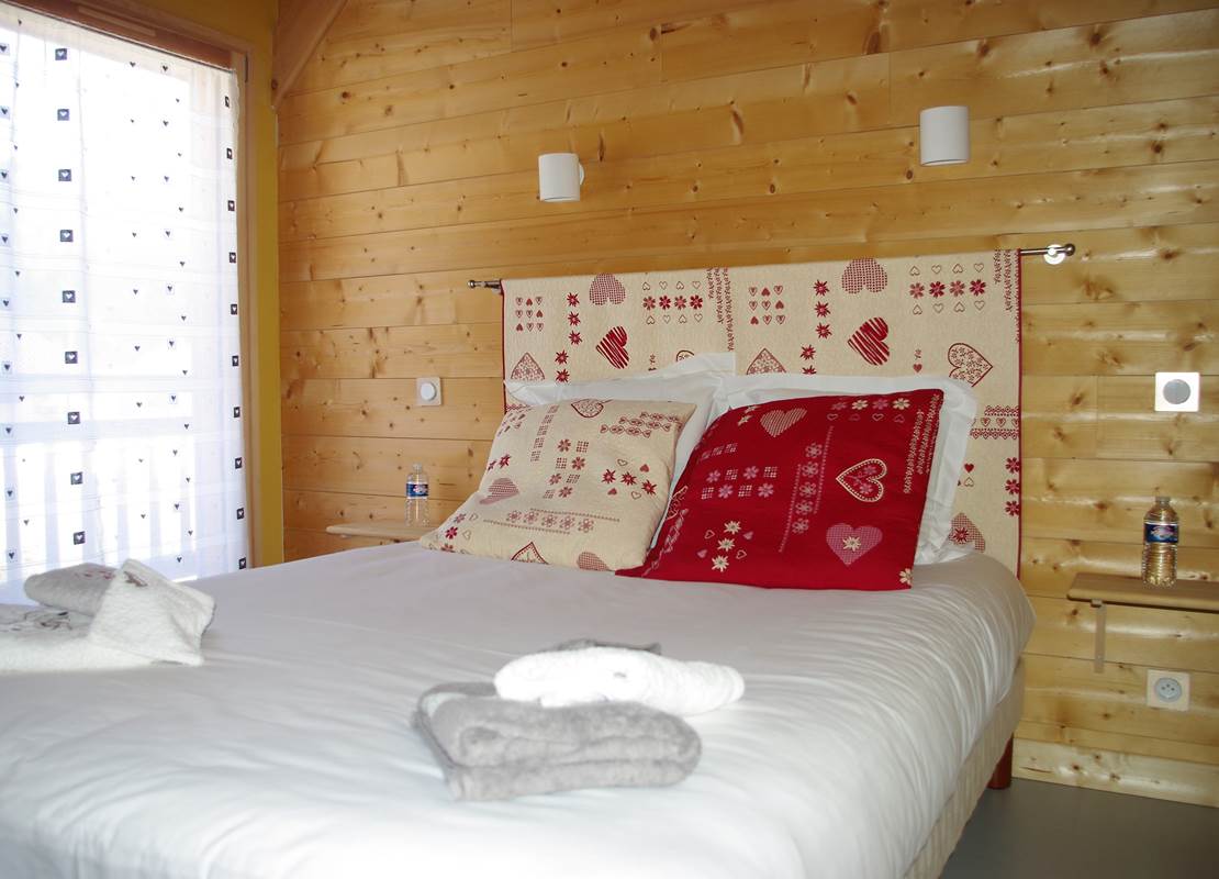 Chambre préparée pour recevoir 2 adultes