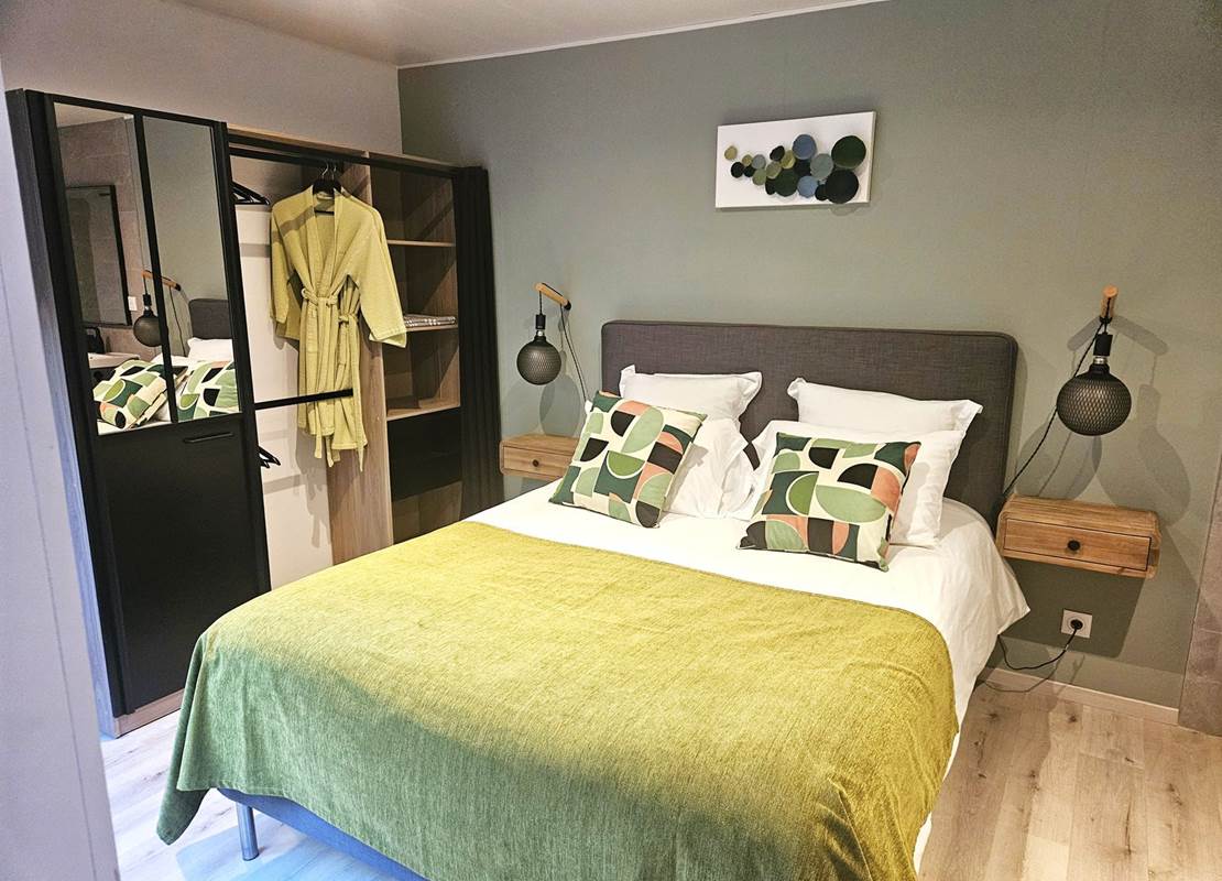 SUITECELADONbedroom1