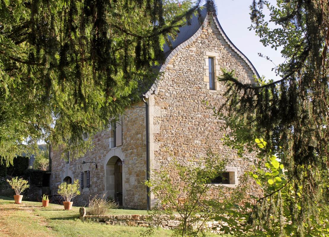 Le gîte côté donjon, arrivée par votre entrée privative.