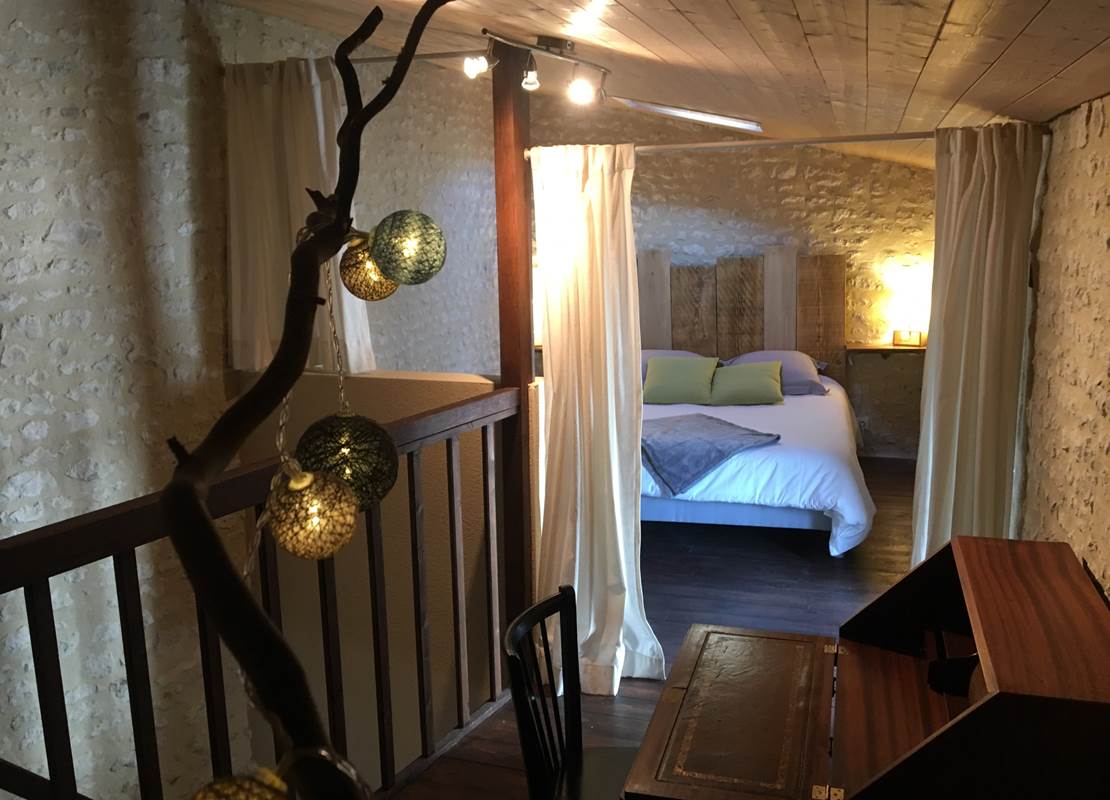 Mezzanine, espace bureau et chambre